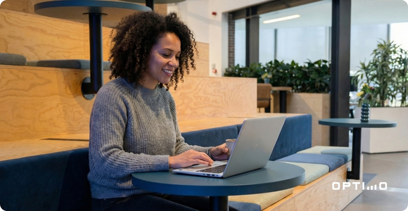 Werkneemster van Optimo achter haar laptop