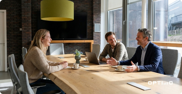Consultants in overleg in vergaderzaal